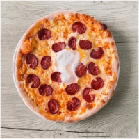 Tomatensaus, kaas , Turkse knoflookworst en ei