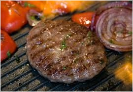 Runder hamburger vande houtskoolgril