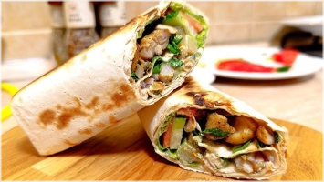 Kippedijfilet aan de spies van de houtskoolgril