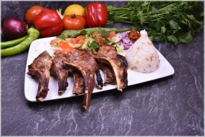 Lamskoteletten &nbsp;van de houtskoolgril